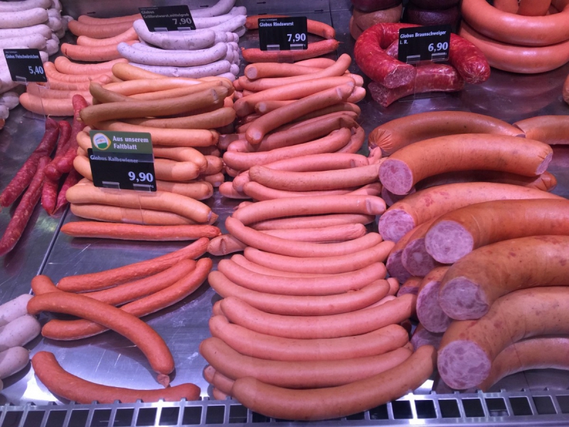 charcuterie-ST CEZAIRE SUR SIAGNE-min_sausages_meat_butchery-1069321